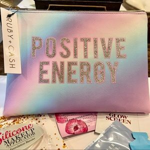 Ruby+Cash Makeup Case + 10 Facial Care Samples + Set of 2 Silicone Applicators